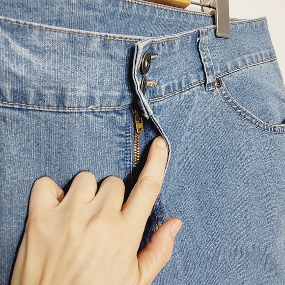 Midtown Vintage Light Blue Jeans Embroidered Pocket Details Cotton Blend Shorts - Picture 7 of 12